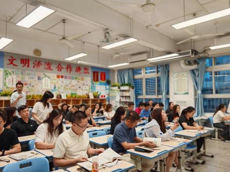 心手相连，共育荷美少年——深圳市洪湖小学2025年春季家长会圆满举行