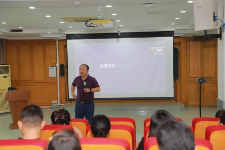 从“教育引导”到“陪伴成长”的心理学智慧 ——洪湖小学开展荷韵课程之“洪湖半月坛”系列活动
