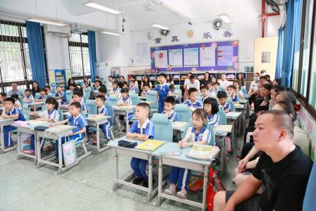 “伴”日同行，共筑成长——深圳市莲南教育集团安芳小学举行家长开放日活动