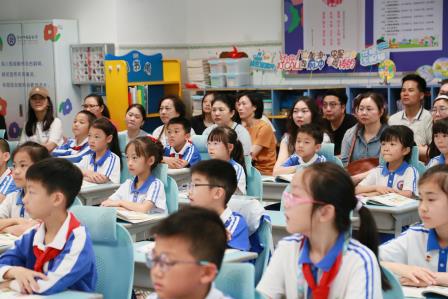 “伴”日同行，共筑成长——深圳市莲南教育集团安芳小学举行家长开放日活动