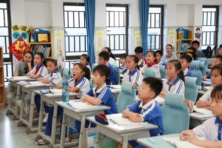 “伴”日同行，共筑成长——深圳市莲南教育集团安芳小学举行家长开放日活动