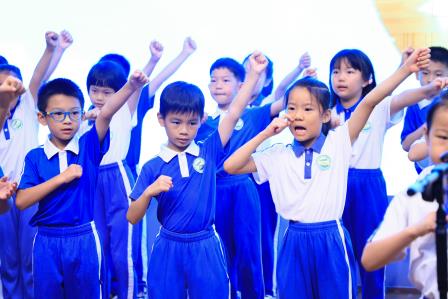 美育传承经典，艺术绽放新姿——深圳市仙桐实验小学艺术节主题升旗仪式