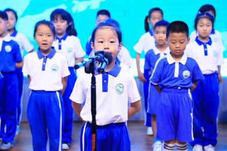 美育传承经典，艺术绽放新姿——深圳市仙桐实验小学艺术节主题升旗仪式