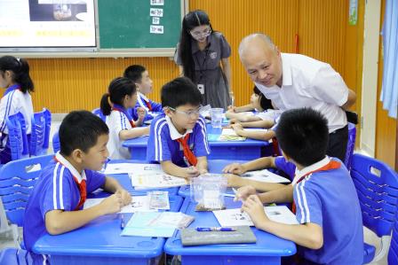 AI赋能 以研促教——凤光小学科学和体育学科“凤凰杯”教学展示活动同期举行