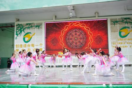 深圳市翠竹外国语实验学校举行第17届校园文化艺术节暨“美育一件事·AI创艺行”开幕式