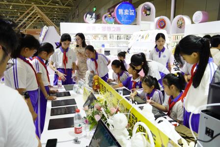 凤光小学学子走进文博会 沉浸式体验文化创新魅力