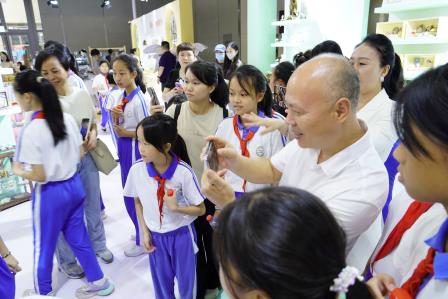 凤光小学学子走进文博会 沉浸式体验文化创新魅力