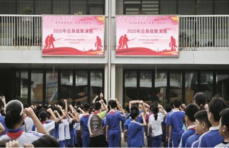筑牢安全防线 守护平安校园 ——翠北实验小学开展防震应急疏散演练