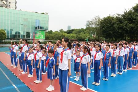 牢记党的教导，争做强国少年——深圳市洪湖小学举行2025年新少先队员入队仪式