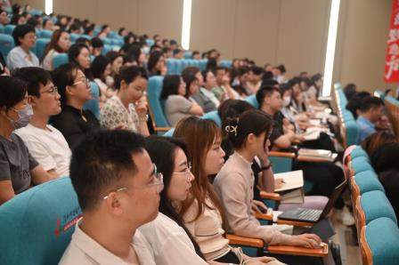 罗湖区教育系统初中学校班主任专项培训启动仪式暨首场专题培训在深圳市桂园中学举办