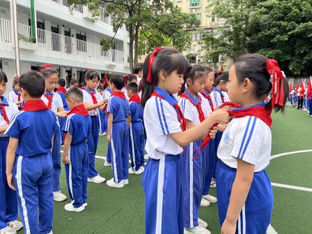 莲塘小学举行“牢记党的教导·争做强国少年”新队员入队暨校外辅导员聘任仪式