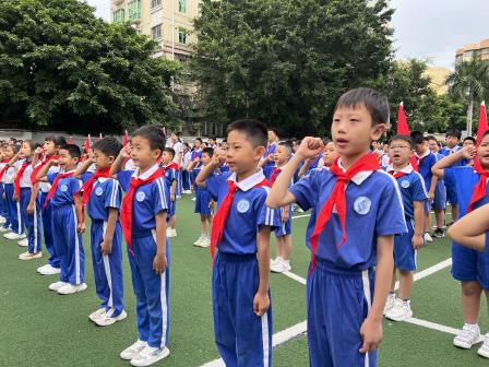 莲塘小学举行“牢记党的教导·争做强国少年”新队员入队暨校外辅导员聘任仪式