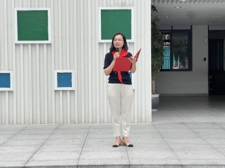 莲塘小学举行“牢记党的教导·争做强国少年”新队员入队暨校外辅导员聘任仪式