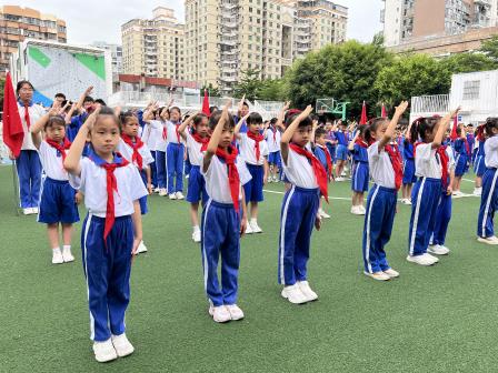 莲塘小学举行“牢记党的教导·争做强国少年”新队员入队暨校外辅导员聘任仪式
