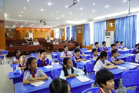 数智课堂绽放学科活力——凤光小学“凤凰杯”教学展示活动渐近尾声 