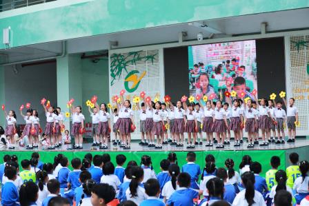 美育与AI碰撞——翠竹外国语实验学校举行二年级班歌班徽展演活动