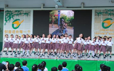 美育与AI碰撞——翠竹外国语实验学校举行二年级班歌班徽展演活动
