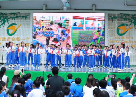 美育与AI碰撞——翠竹外国语实验学校举行二年级班歌班徽展演活动