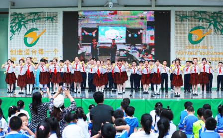 美育与AI碰撞——翠竹外国语实验学校举行二年级班歌班徽展演活动