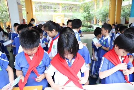 红领巾 心向党——向西小学举行一年级入队考核游园活动暨新队员入队仪式