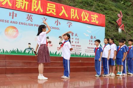 明珠小学一年级新队员入队仪式，传承荣耀时刻！