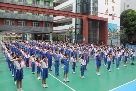 红领巾心向党——深圳市人民小学举行一年级新队员入队仪式