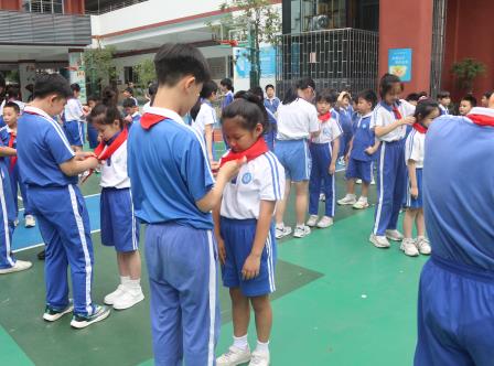 红领巾心向党——深圳市人民小学举行一年级新队员入队仪式