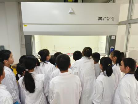 梧桐小学携手兰科中心开展每周半天计划： 探索兰花纯露制作奥秘