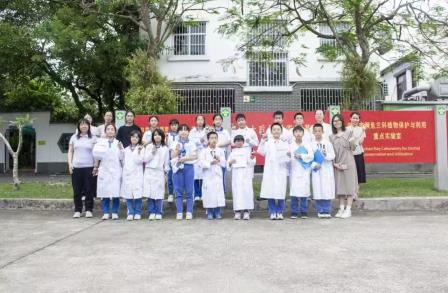 梧桐小学携手兰科中心开展每周半天计划： 探索兰花纯露制作奥秘