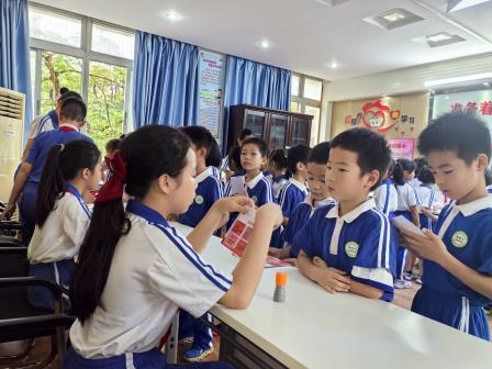 牢记党的教导，争做强国少年--深圳市凤光小学开展少先队入队前教育活动