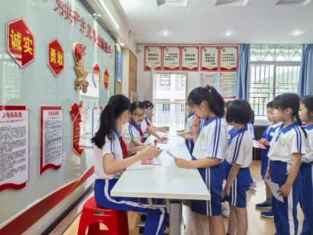 牢记党的教导，争做强国少年--深圳市凤光小学开展少先队入队前教育活动