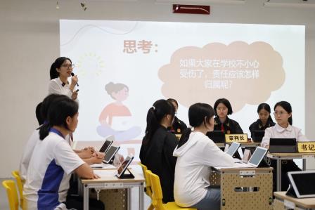 深圳市罗湖区滨河实验中学朱亚萍老师示范“数智课堂”｜双线驱动赋能法理探究，AI智审重构育人样态