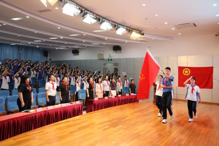 深圳市罗湖区滨河实验中学举办2025年初二年级离队入团仪式｜童心向光，青春向党