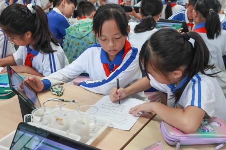 数智赋能教学 创新引领未来——2025 年罗湖区小学“数智课堂”课改现场会在碧波小学举行