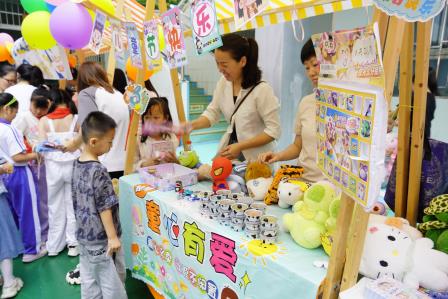童心飞扬迎端午 爱心满溢庆“六一” ——深圳市凤光小学开展“迎端午·庆六一”班级联欢暨爱心义卖活动