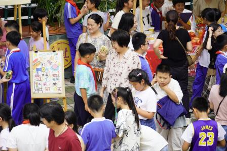童心飞扬迎端午 爱心满溢庆“六一” ——深圳市凤光小学开展“迎端午·庆六一”班级联欢暨爱心义卖活动