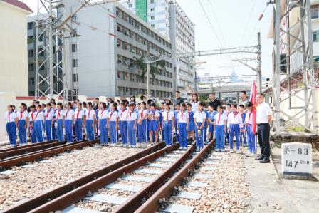 追寻罗湖桥，青春心向党——深圳市安芳小学党支部开展“行走的廉政课”暨庆祝五四青年节活动