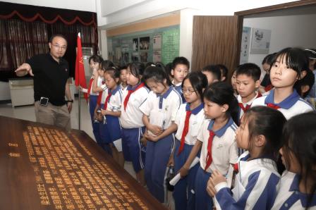 传承红色基因！草埔小学“每周半天计划”走进梁金生纪念馆