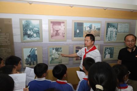 传承红色基因！草埔小学“每周半天计划”走进梁金生纪念馆