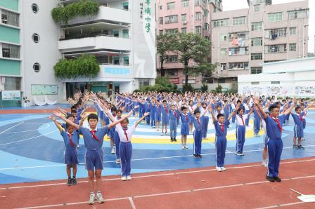 草埔小学举行广播操及国歌比赛展现学子风采