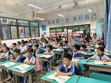 新秀展风采 评课促成长 ——翠竹外国语实验学校举行实习教师公开课展示活动
