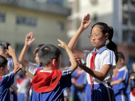 传承红色薪火，启航少年新程——  深圳市罗湖区侨香实验学校举行2025年春季少先队新队员入队仪式