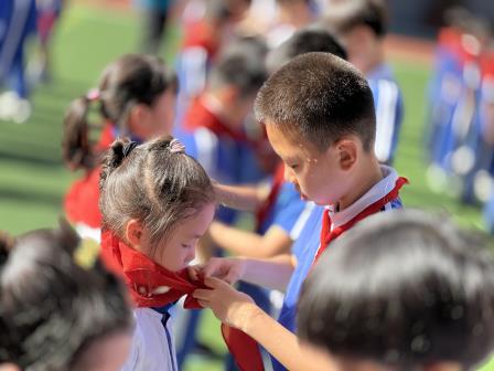传承红色薪火，启航少年新程——  深圳市罗湖区侨香实验学校举行2025年春季少先队新队员入队仪式
