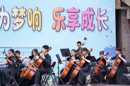 艺心育芳华，弦歌美韵长 ——我们的草地音乐节来啦！听，初一年级班班有歌声！