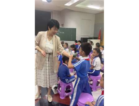 保护视力，从我做起 ——专家进校园开展健康教育讲座