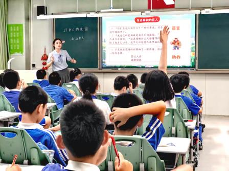 躬耕教坛启新程 青蓝相继绽芳华——翠竹外国语实验学校举行语文实习教师展示课活动