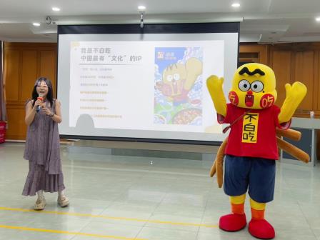洪湖小学“每周半天阅读”活动精彩纷呈——“不白吃”学科启蒙作家进校园，科学实验点燃学生热情