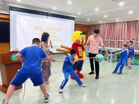 洪湖小学“每周半天阅读”活动精彩纷呈——“不白吃”学科启蒙作家进校园，科学实验点燃学生热情