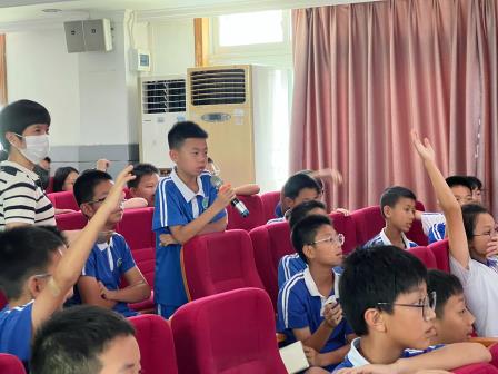 洪湖小学“每周半天阅读”活动精彩纷呈——“不白吃”学科启蒙作家进校园，科学实验点燃学生热情