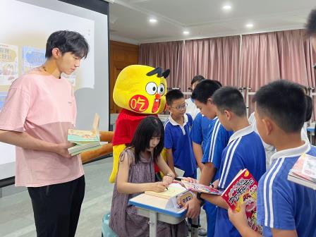 洪湖小学“每周半天阅读”活动精彩纷呈——“不白吃”学科启蒙作家进校园，科学实验点燃学生热情